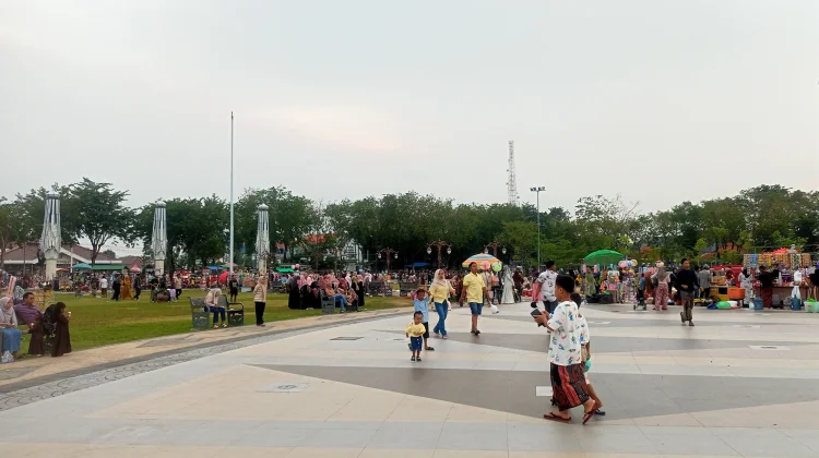 Suasana H+2 Lebaran di Alun-alun Trunojoyo Sampang