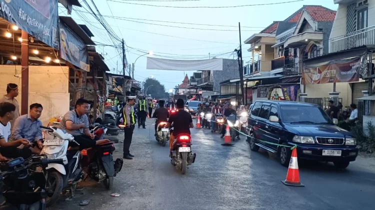 Tradisi Per - Peran , Polres Pamekasan Siaga Jalur Protokol