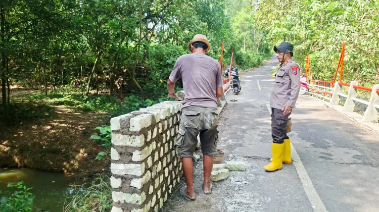 Wujudkan Sinergitas, Polisi di Pamekasan Bantu Pembangunan Jembatan
