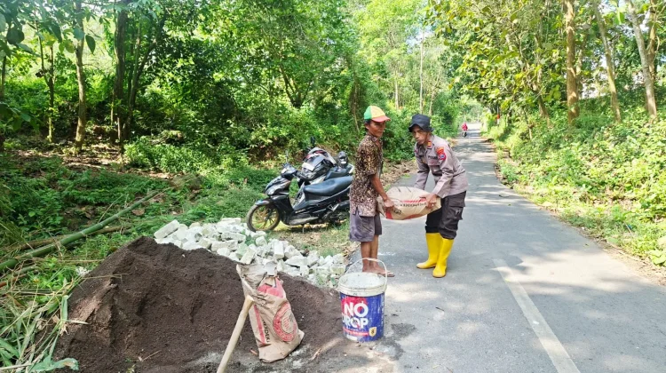 Wujudkan Sinergitas, Polisi di Pamekasan Bantu Pembangunan Jembatan