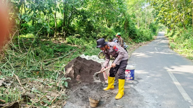 Wujudkan Sinergitas, Polisi di Pamekasan Bantu Pembangunan Jembatan