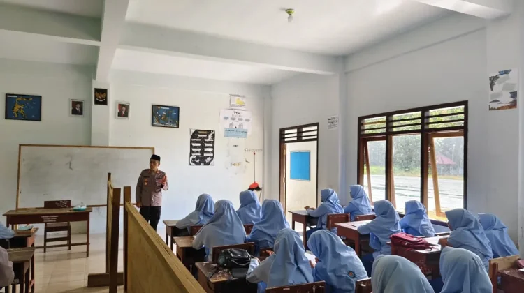 Polisi Masuk Pesantren di Pamekasan