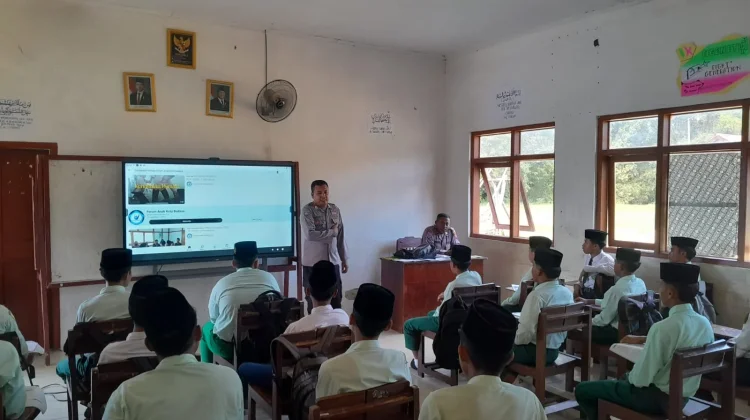 Polisi Masuk Pesantren di Pamekasan