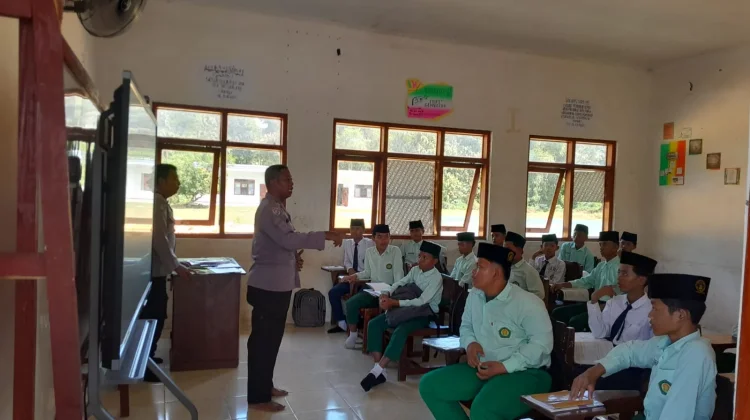 Polisi Masuk Pesantren di Pamekasan