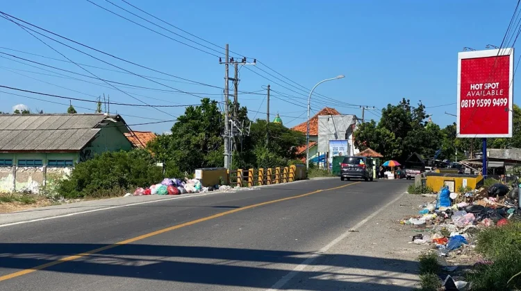 Tumpukan Sampah di Jalan Raya Sampang