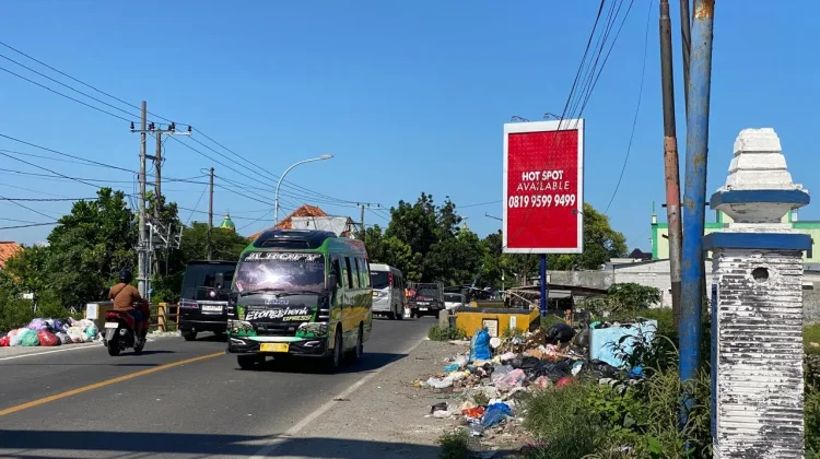 Tumpukan Sampah di Jalan Raya Sampang