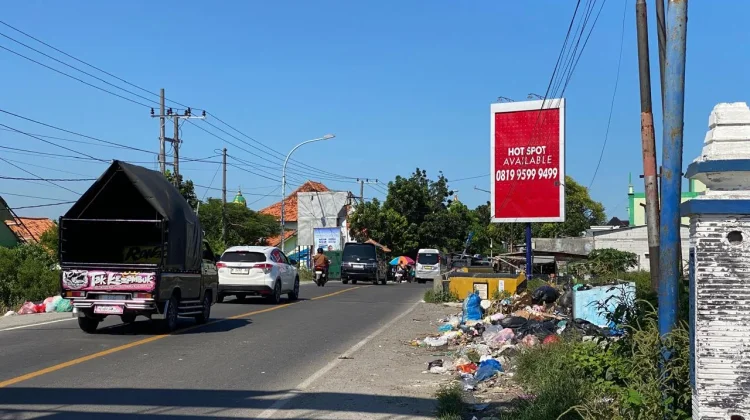 Tumpukan Sampah di Jalan Raya Sampang