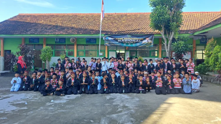 Peringati Hardiknas, Siswa MIN Sampang Tampil dengan Busana Adat