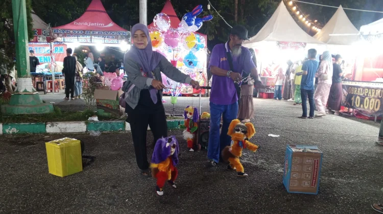 Pengamen Boneka Tali di Pamekasan Economic Fest 2026