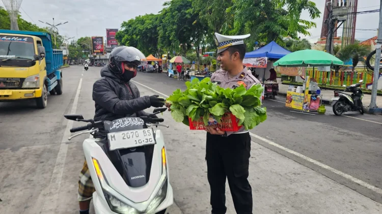 Kampanyekan Tertib Lalin lewat Pembagian Sayuran