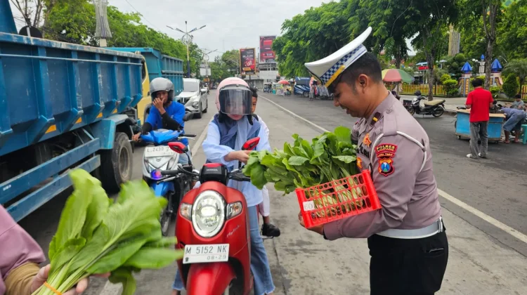 Kampanyekan Tertib Lalin lewat Pembagian Sayuran