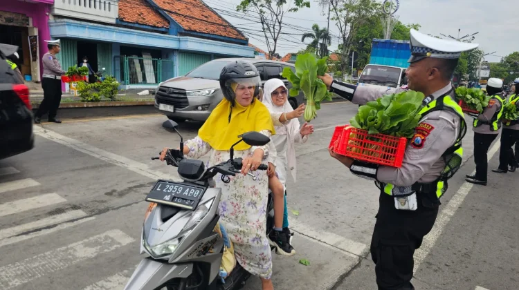 Kampanyekan Tertib Lalin lewat Pembagian Sayuran