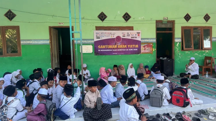 Jurnalis Sampang Beri Santunan untuk Anak Yatim