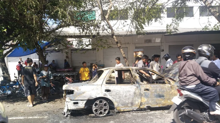 Mobil Terbakar di Pasar Keppo Pamekasan, Arus Lalu Lintas Sempat Terhambat
