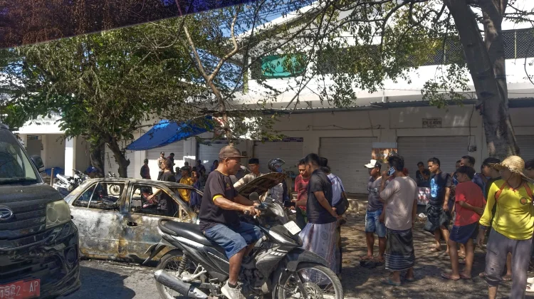 Mobil Terbakar di Pasar Keppo Pamekasan, Arus Lalu Lintas Sempat Terhambat