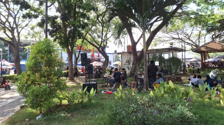 Band Lokal Hibur Pengunjung CFD di Taman Wijaya Kusuma