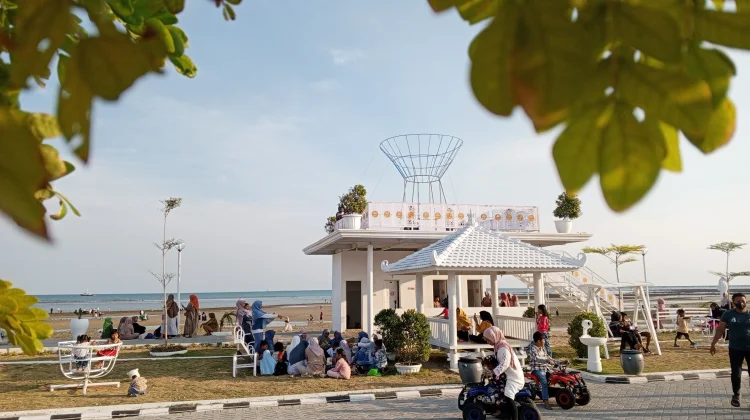 Liburan di Pantai New Harton Sampang