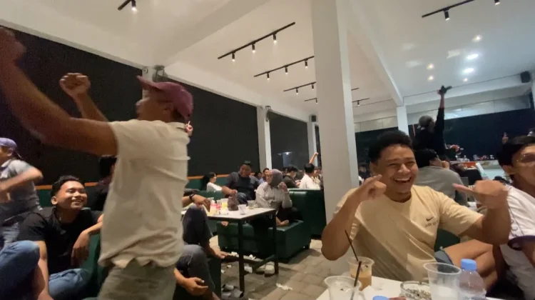 Warga Sumenep Padati Kafe untuk Nobar Semifinal Pildun