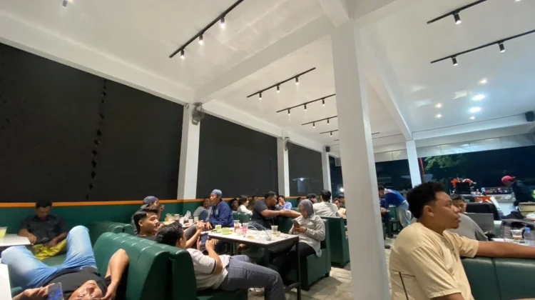 Warga Sumenep Padati Kafe untuk Nobar Semifinal Pildun