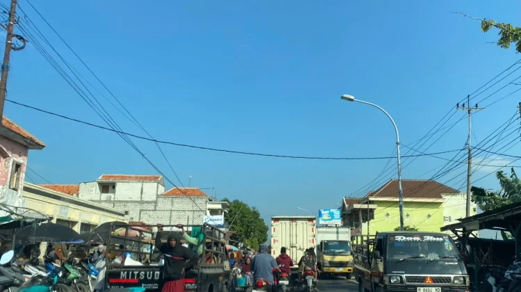 Kemacetan Arus Lalu Lintas akibat Aktivitas Pasar Tumpah di Camplong Sampang