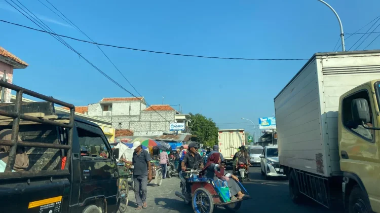 Kemacetan Arus Lalu Lintas akibat Aktivitas Pasar Tumpah di Camplong Sampang
