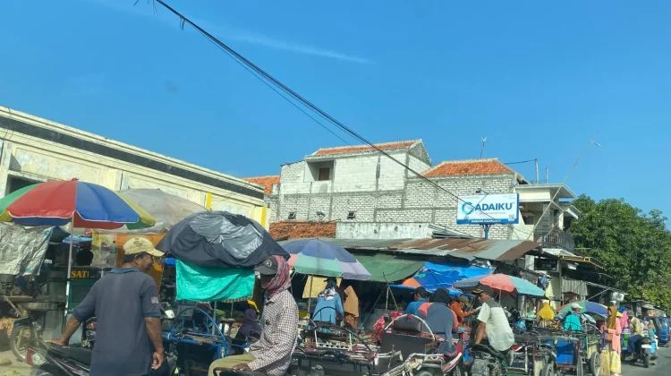 Kemacetan Arus Lalu Lintas akibat Aktivitas Pasar Tumpah di Camplong Sampang