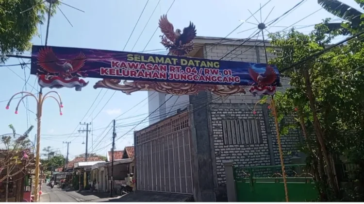 Semarak HUT RI, Warga Pamekasan Hias Kampung