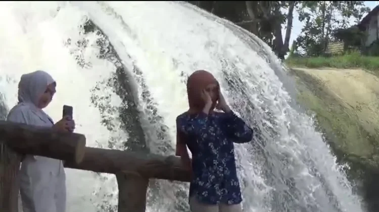Menikmati Pesona Air Terjun Toroan Sampang