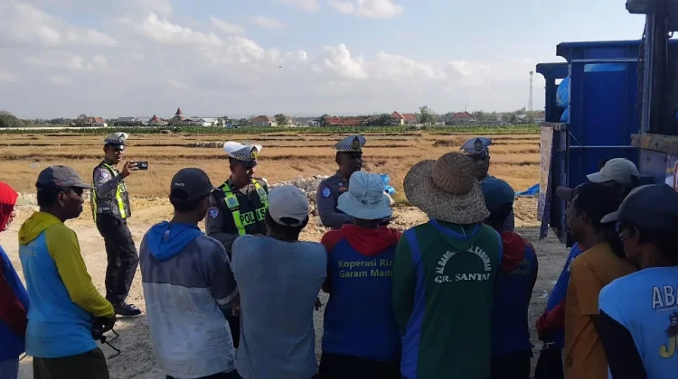 Antisipasi Jalan Licin akibat Air Garam, Satlantas Polres Pamekasan Edukasi Sopir