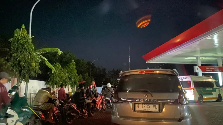 Antrean Panjang BBM di Sumenep Berlangsung hingga Dini Hari