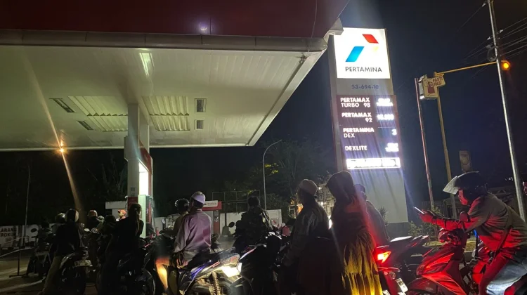 Antrean Panjang BBM di Sumenep Berlangsung hingga Dini Hari