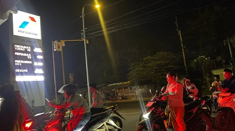 Antrean Panjang BBM di Sumenep Berlangsung hingga Dini Hari