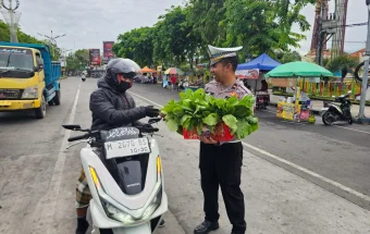 Kampanyekan Tertib Lalin lewat Pembagian Sayuran