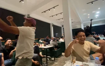 Warga Sumenep Padati Kafe untuk Nobar Semifinal Pildun
