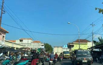 Kemacetan Arus Lalu Lintas akibat Aktivitas Pasar Tumpah di Camplong Sampang