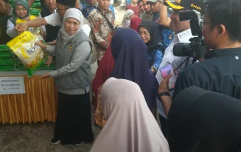 Gelar Pasar Murah di Sampang, Khofifah Pastikan Stok Pangan Aman dan Terjangkau