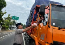 Polisi Bagi-bagi Takjil Gratis di Pamekasan