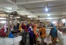 jelang Lebaran, Pasar Srimangunan Sampang Dipadati Pembeli