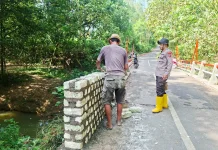 Wujudkan Sinergitas, Polisi di Pamekasan Bantu Pembangunan Jembatan