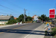 Tumpukan Sampah di Jalan Raya Sampang