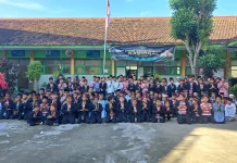 Peringati Hardiknas, Siswa MIN Sampang Tampil dengan Busana Adat