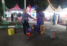 Pengamen Boneka Tali di Pamekasan Economic Fest 2026