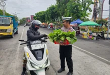 Kampanyekan Tertib Lalin lewat Pembagian Sayuran