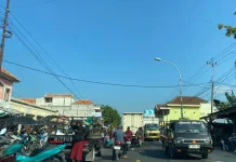 Kemacetan Arus Lalu Lintas akibat Aktivitas Pasar Tumpah di Camplong Sampang