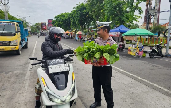 Kampanyekan Tertib Lalin lewat Pembagian Sayuran