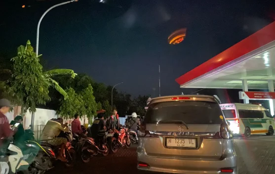 Antrean Panjang BBM di Sumenep Berlangsung hingga Dini Hari
