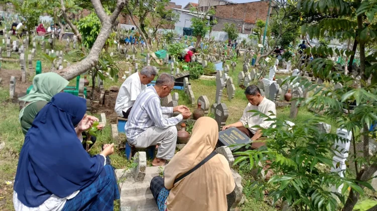 Jelang Ramadan, Pemakaman Sitembok Pandean Lamper Dipenuhi Peziarah