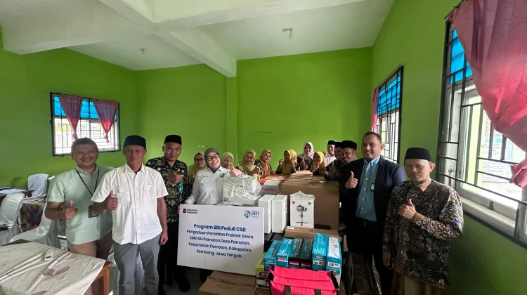 Anggota DPR Serahkan  Alat Praktik untuk SMK NU Pamotan Rembang