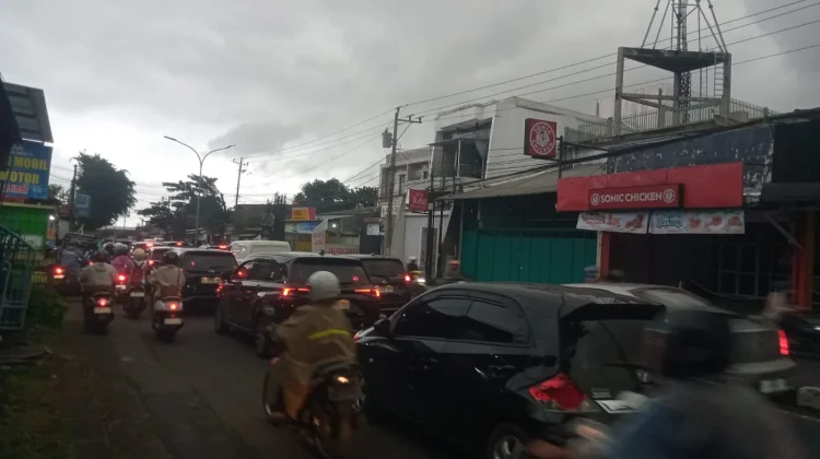 Hujan di Pagi Hari, Lalu Lintas Jalan Kedungmundu Kota Semarang Macet