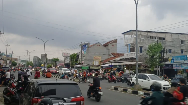 Hujan di Pagi Hari, Lalu Lintas Jalan Kedungmundu Kota Semarang Macet